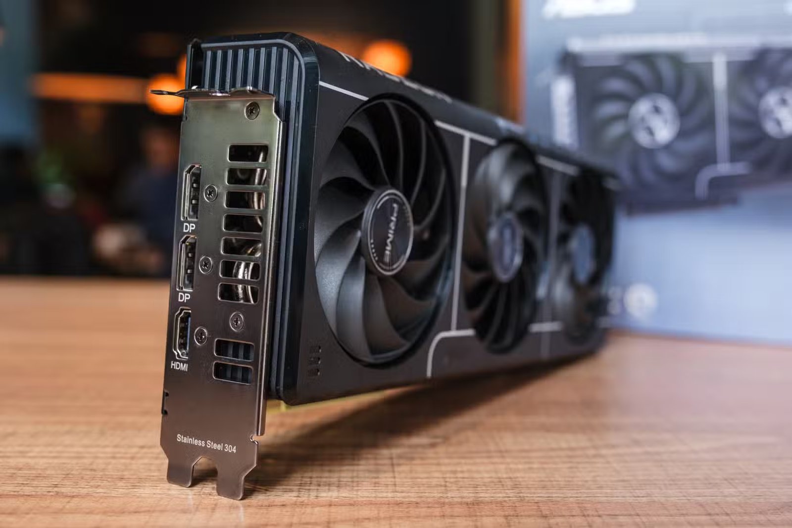 L'arrière ou une carte graphique autonome avec deux ports DisplayPort visibles.