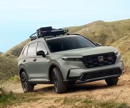 Plan dynamique 3/4 avant d'un Honda CR-V TrailSport 2026 vert tout-terrain.