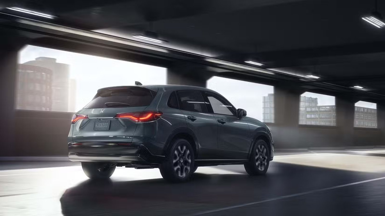 Plan 3/4 arrière dynamique d'un Honda HR-V EX-L 2026 gris.