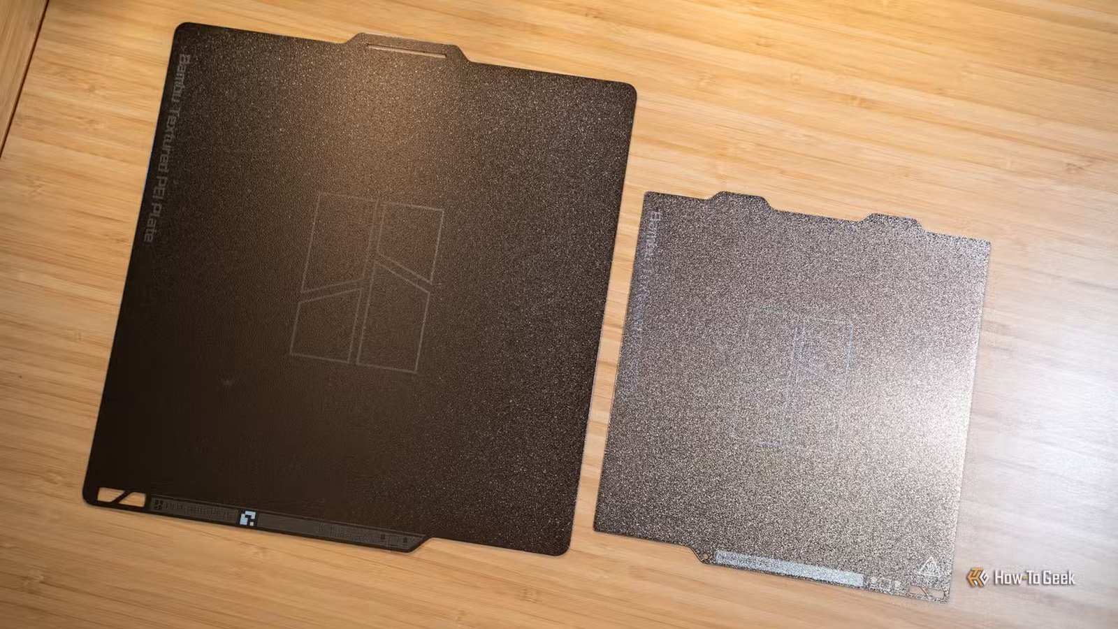 La mini plaque de construction Bambu Lab A1 à côté de la plaque de construction Bambu Lab P2S.