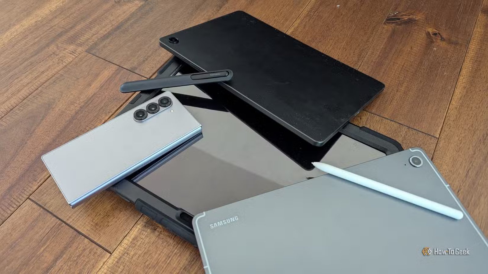 Trois tablettes Samsung Galaxy et un Z Fold 6.