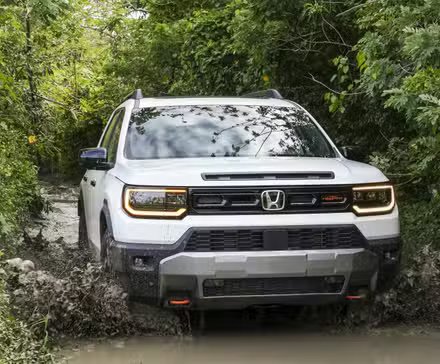 Photo d'action frontale d'un Honda Passport TrailSport Elite 2026