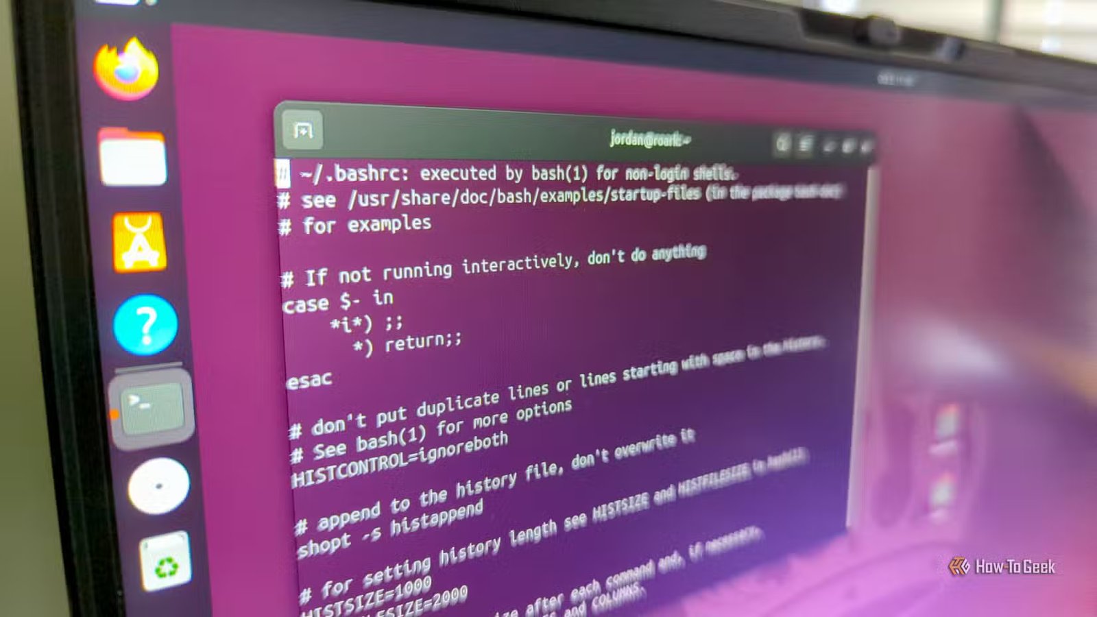 Un terminal Linux ouvert dans Ubuntu avec l'éditeur vim éditant le fichier .bashrc.