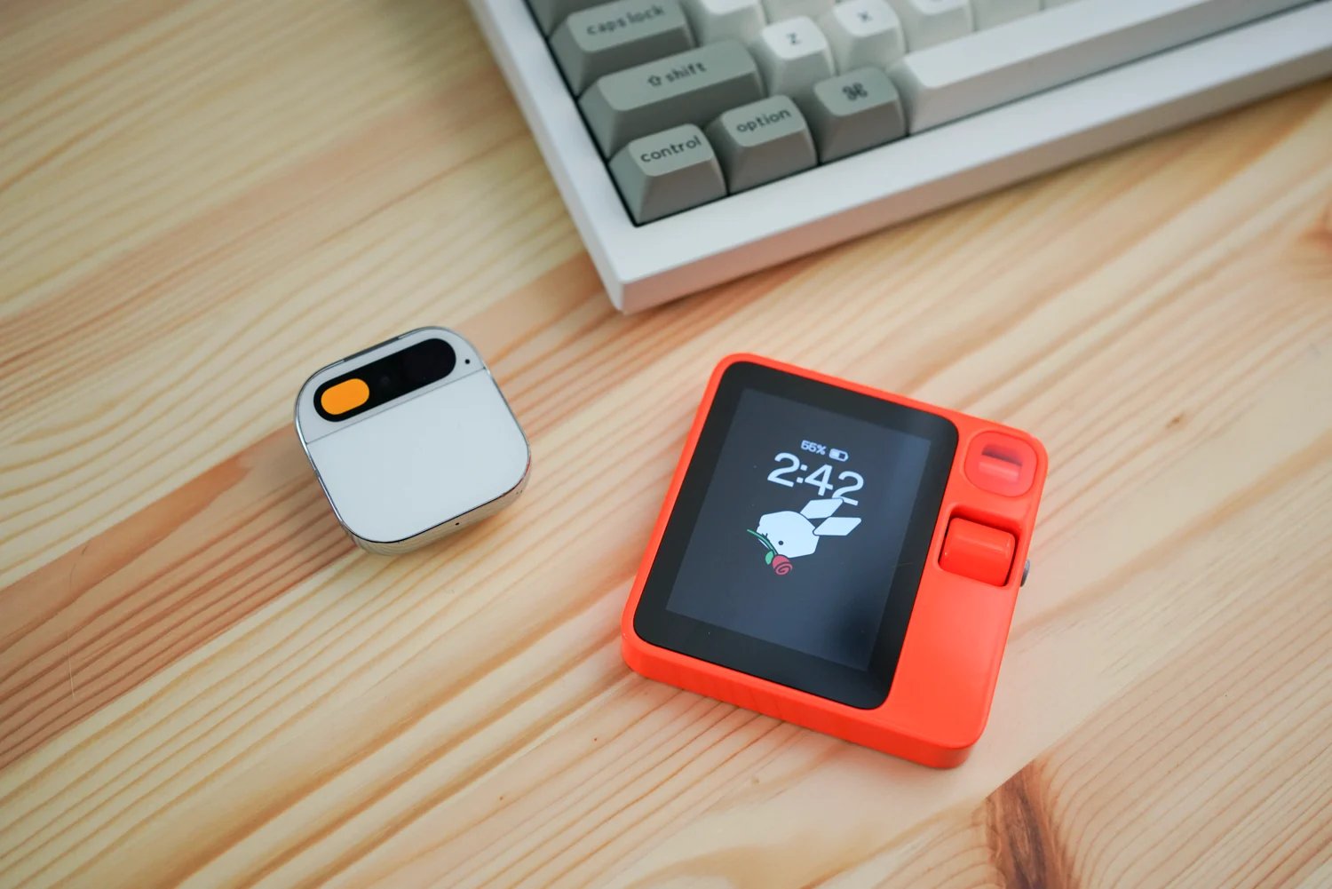 Appareils Humane Ai Pin et Rabbit R1 AI