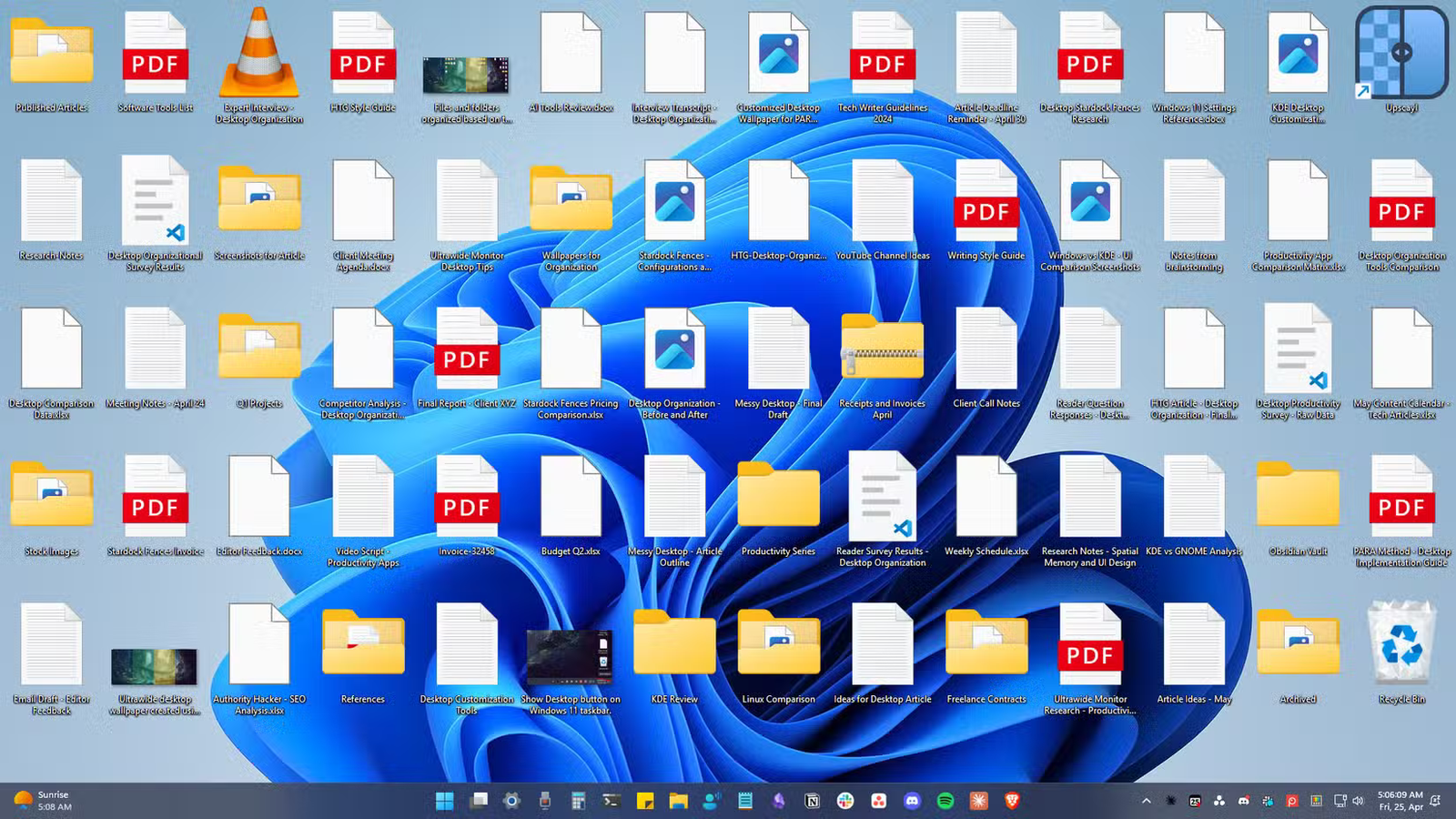 Un bureau Windows 11 en désordre pollué par des fichiers et des dossiers aléatoires.
