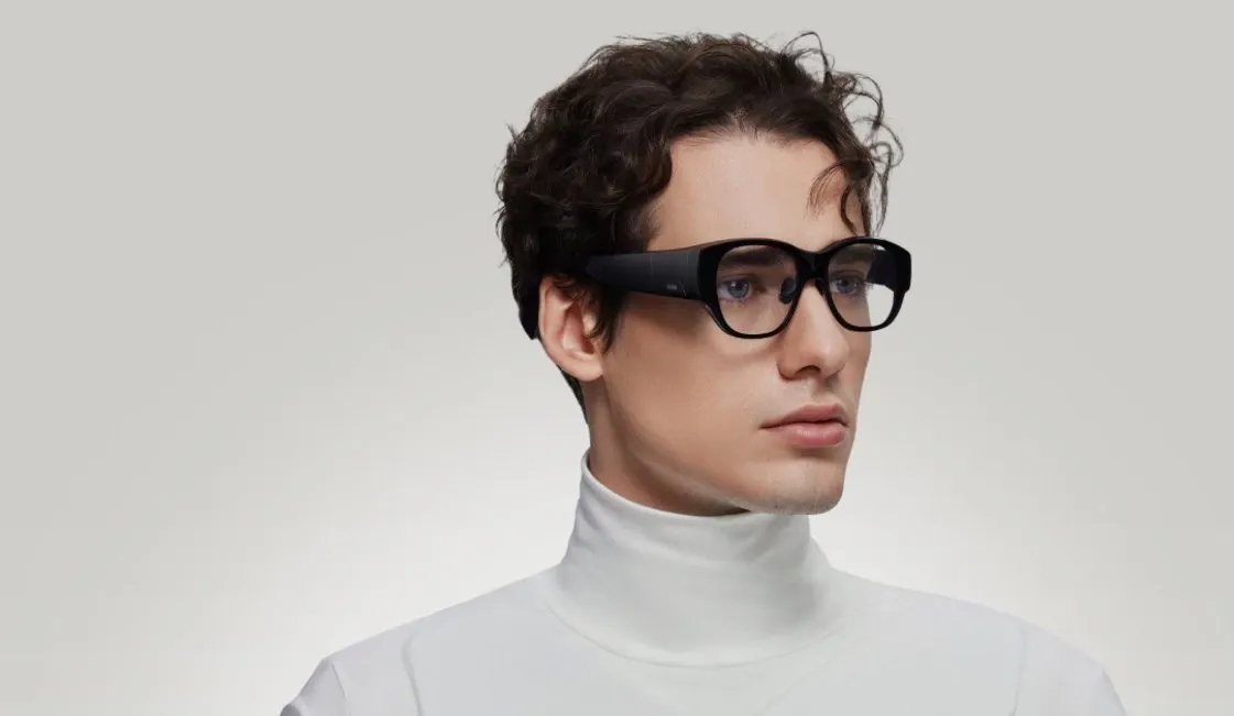 Pavé tactile portable à côté des lunettes, affichant les commandes de navigation utilisées pour les applications et les menus Android 14.