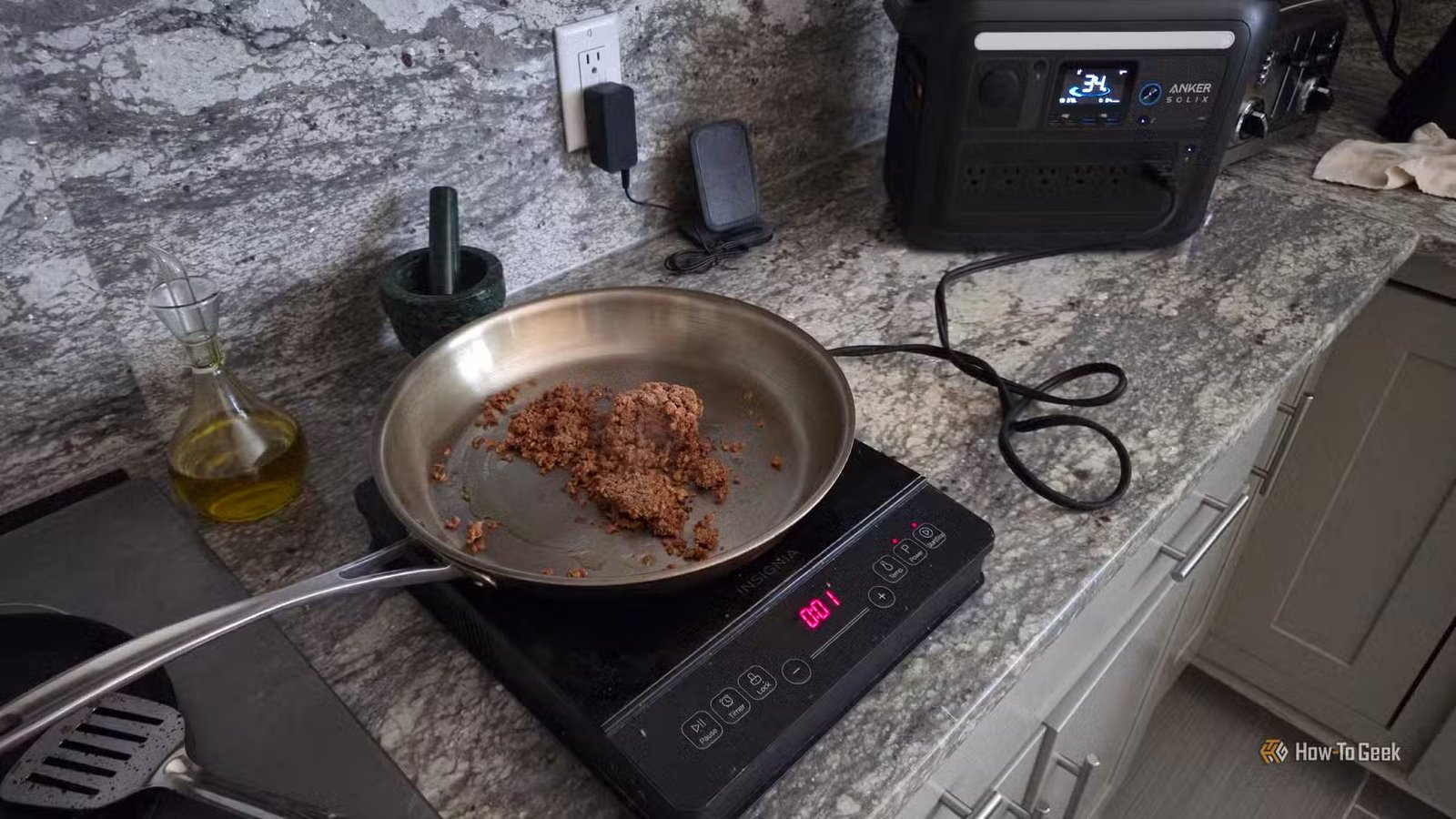 Cuisson à l'aide d'un brûleur à induction branché sur un Anker Solix C1000.