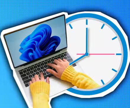 Une personne utilisant un ordinateur portable avec Windows 11 et une horloge à côté.