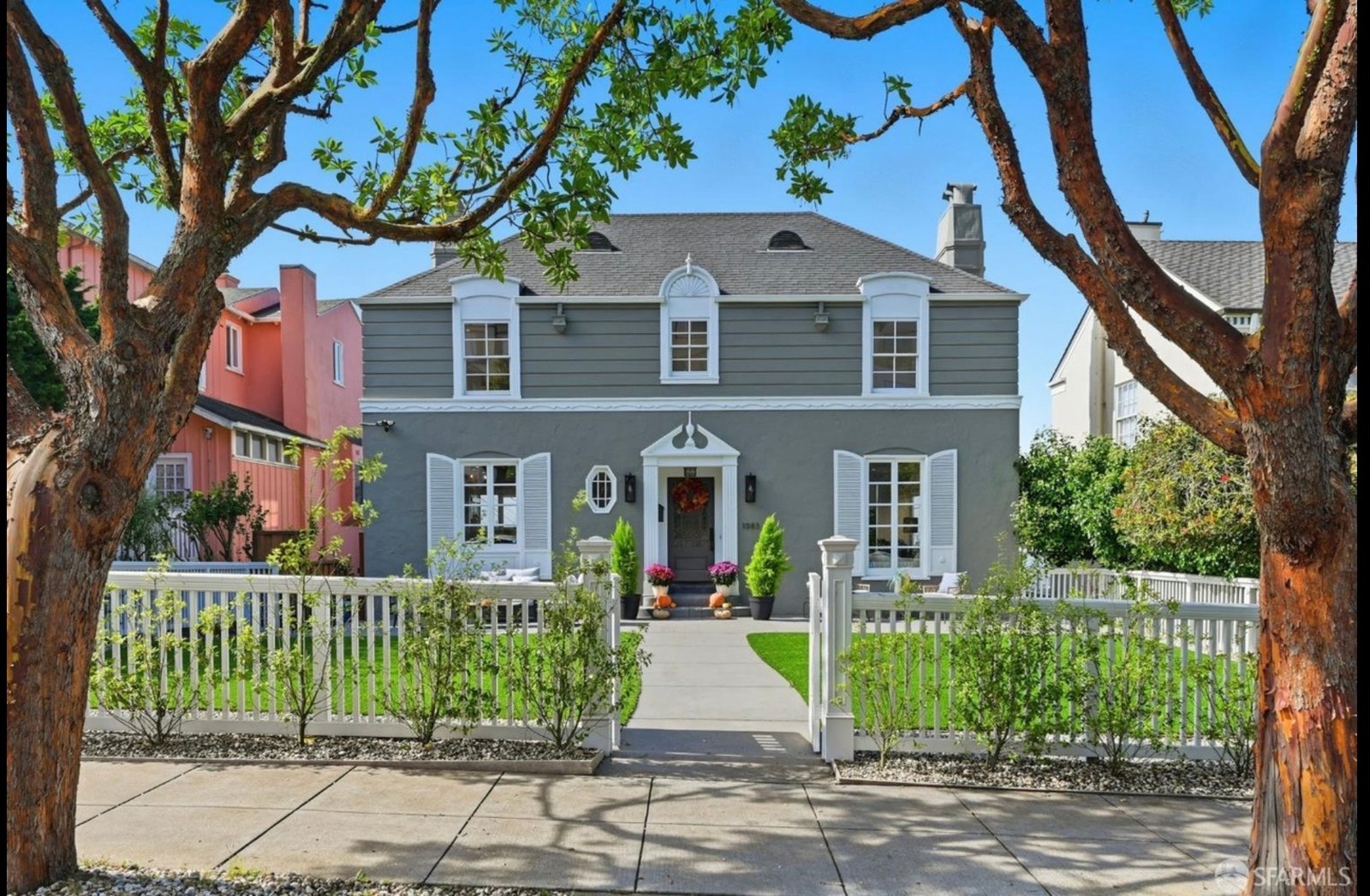 La propriété la plus rare a une cour avant et arrière fermée