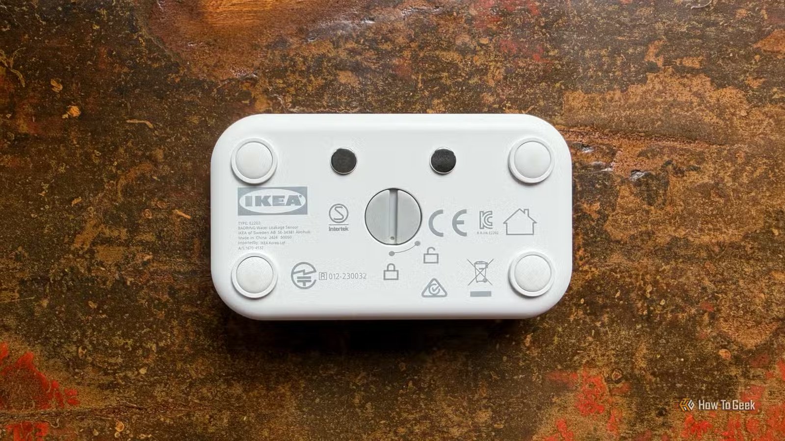 Capteur de fuite d’eau IKEA Badring sur une commode.