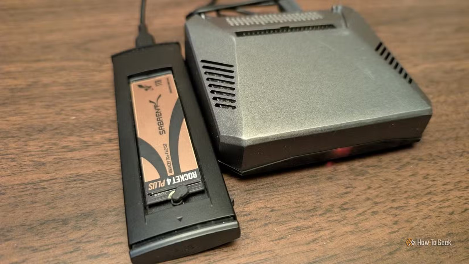 Un SSD dans un boîtier USB connecté à un Raspberry Pi 4.