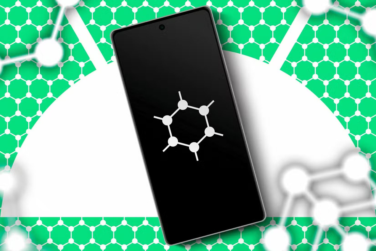 Un téléphone avec le logo Graphene OS sur l'écran et le logo Android en arrière-plan.