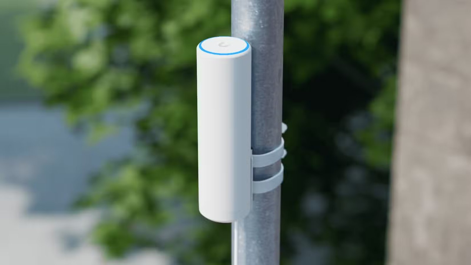 Point d'accès Unifi U7 Mesh fixé à un poteau métallique.