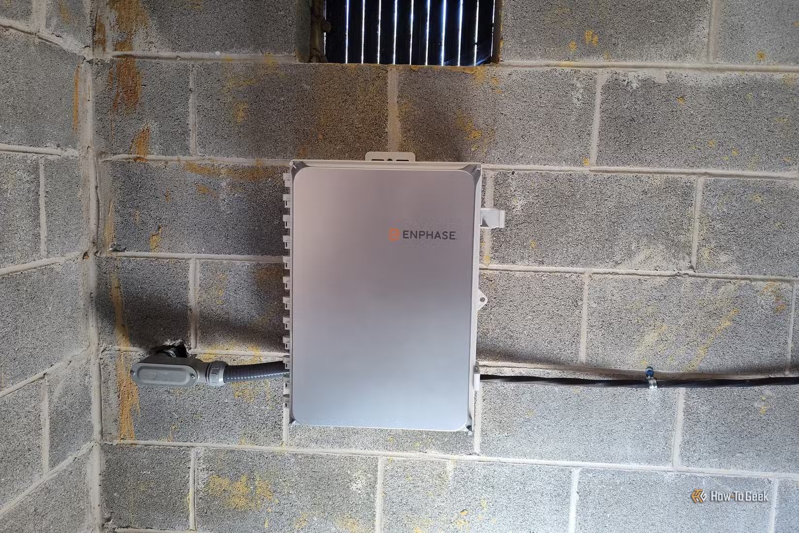 Contrôleur de système Enphase avec conduit allant aux panneaux solaires.