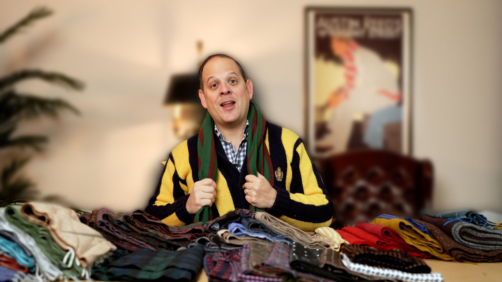 Collection Foulards2 Raphaël pose avec une collection de foulards