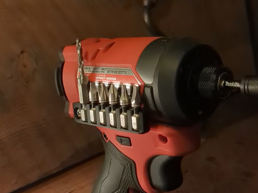 Tournevis à percussion Milwaukee M12 doté d'un porte-embout imprimé en 3D monté sur le côté.