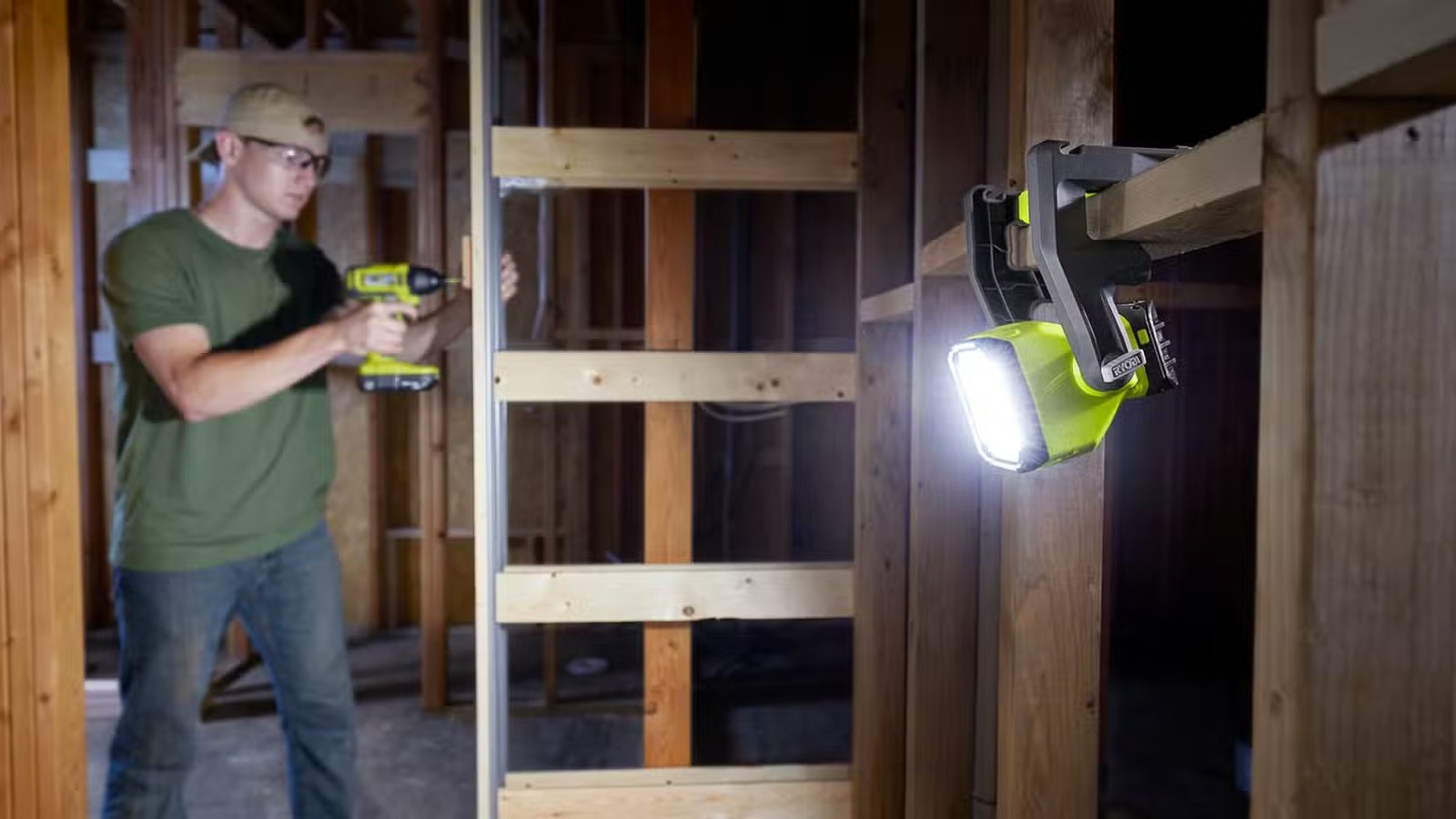 Lampe de travail LED Ryobi dans un sous-sol
