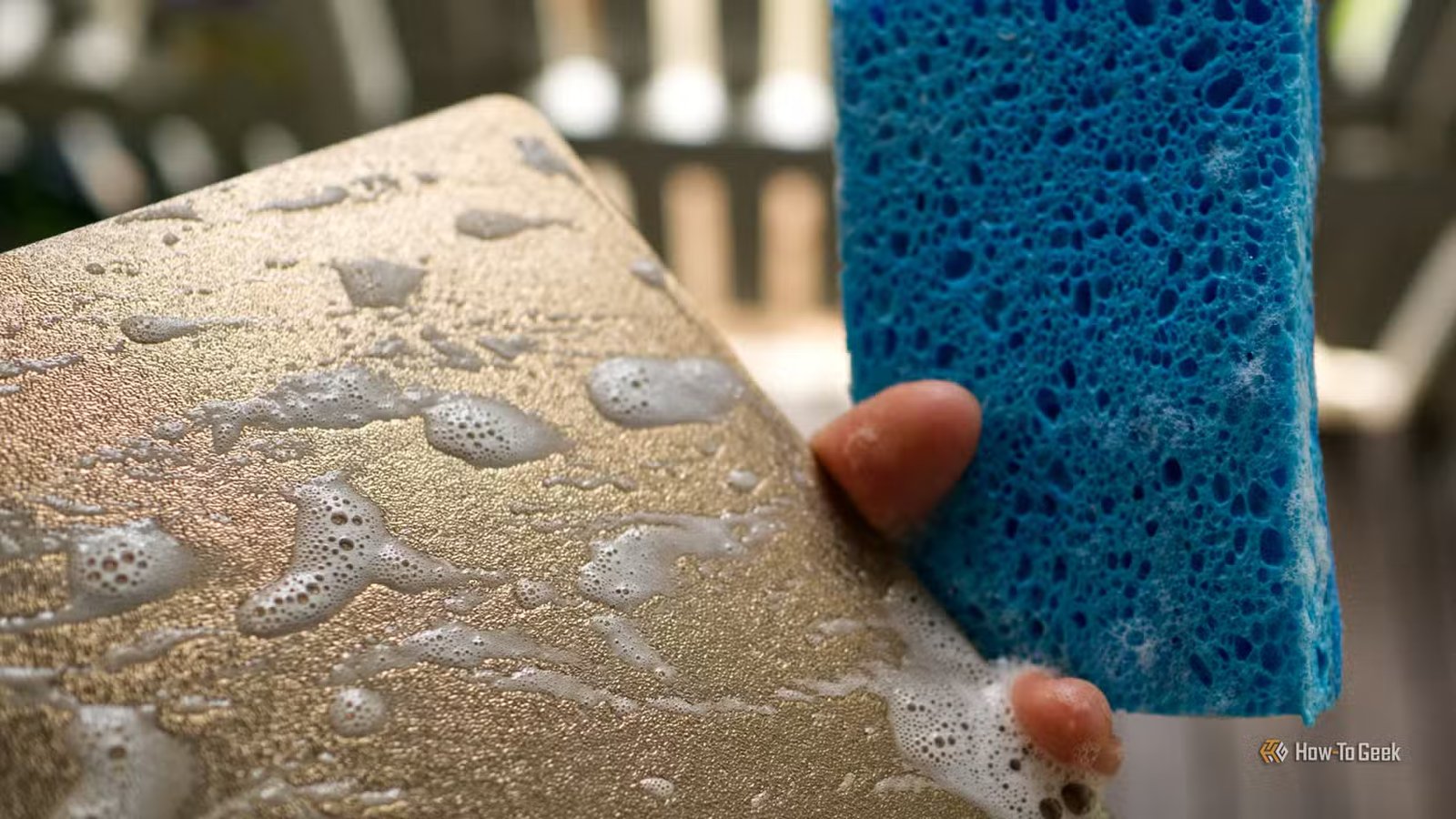 Plaque de construction Bambu Lab PEI avec du savon et une éponge.