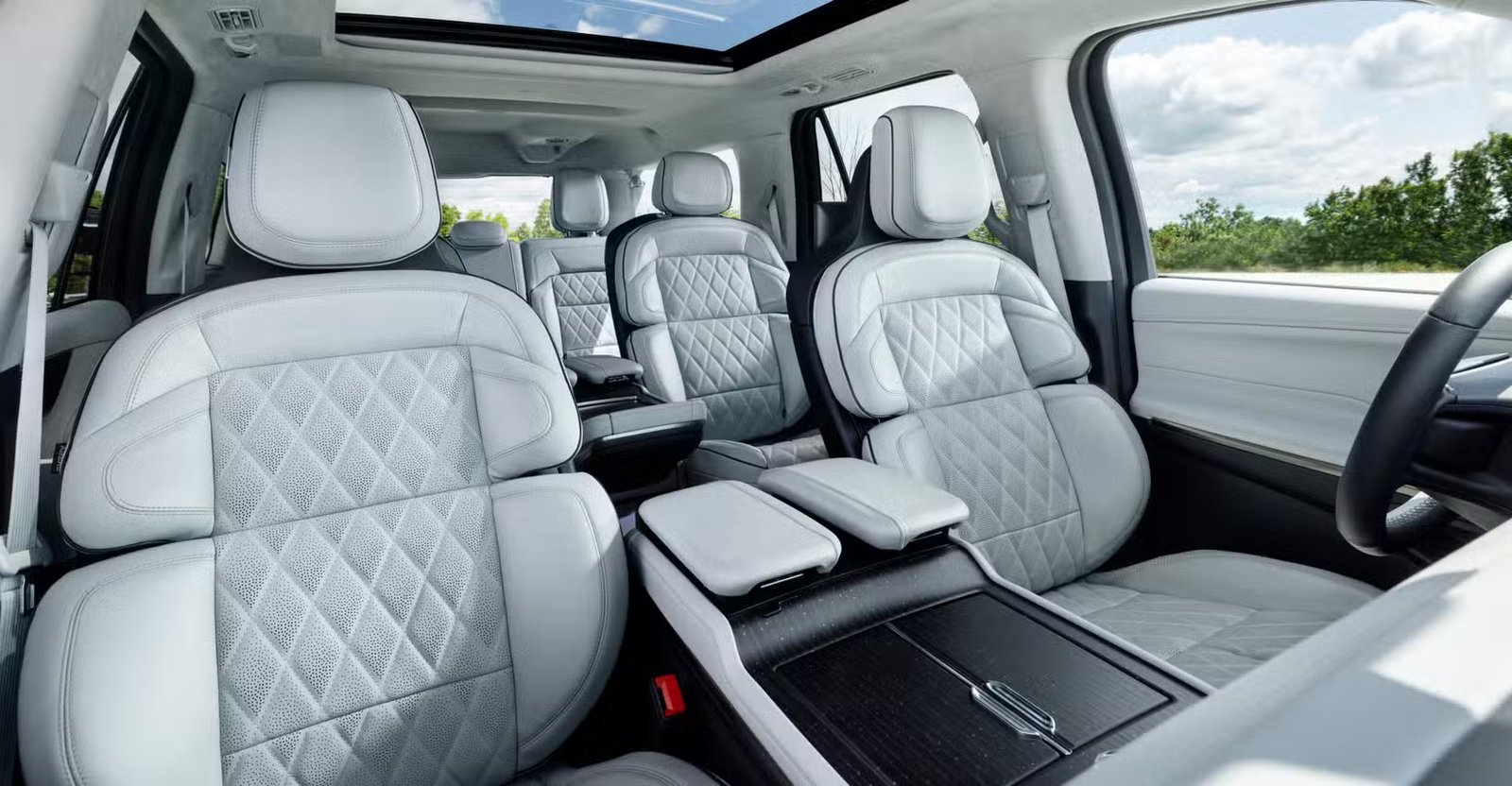 Ensemble intérieur atmosphérique du Lincoln Navigator L Black Label 2025