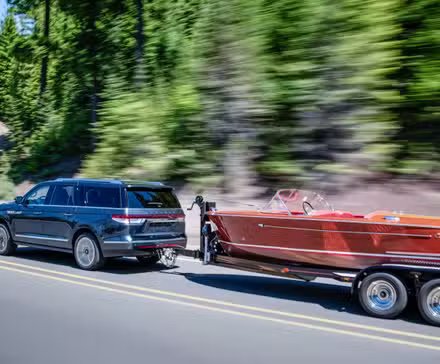 Lincoln Navigator Flight Blue Reserve 2022 remorquant un bateau