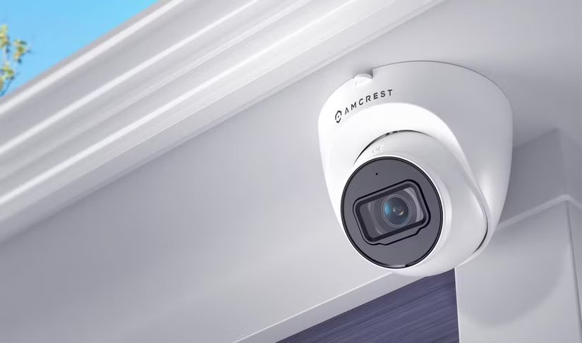Caméra PoE tourelle Amcrest 5MP fixée à l'extérieur d'une maison.
