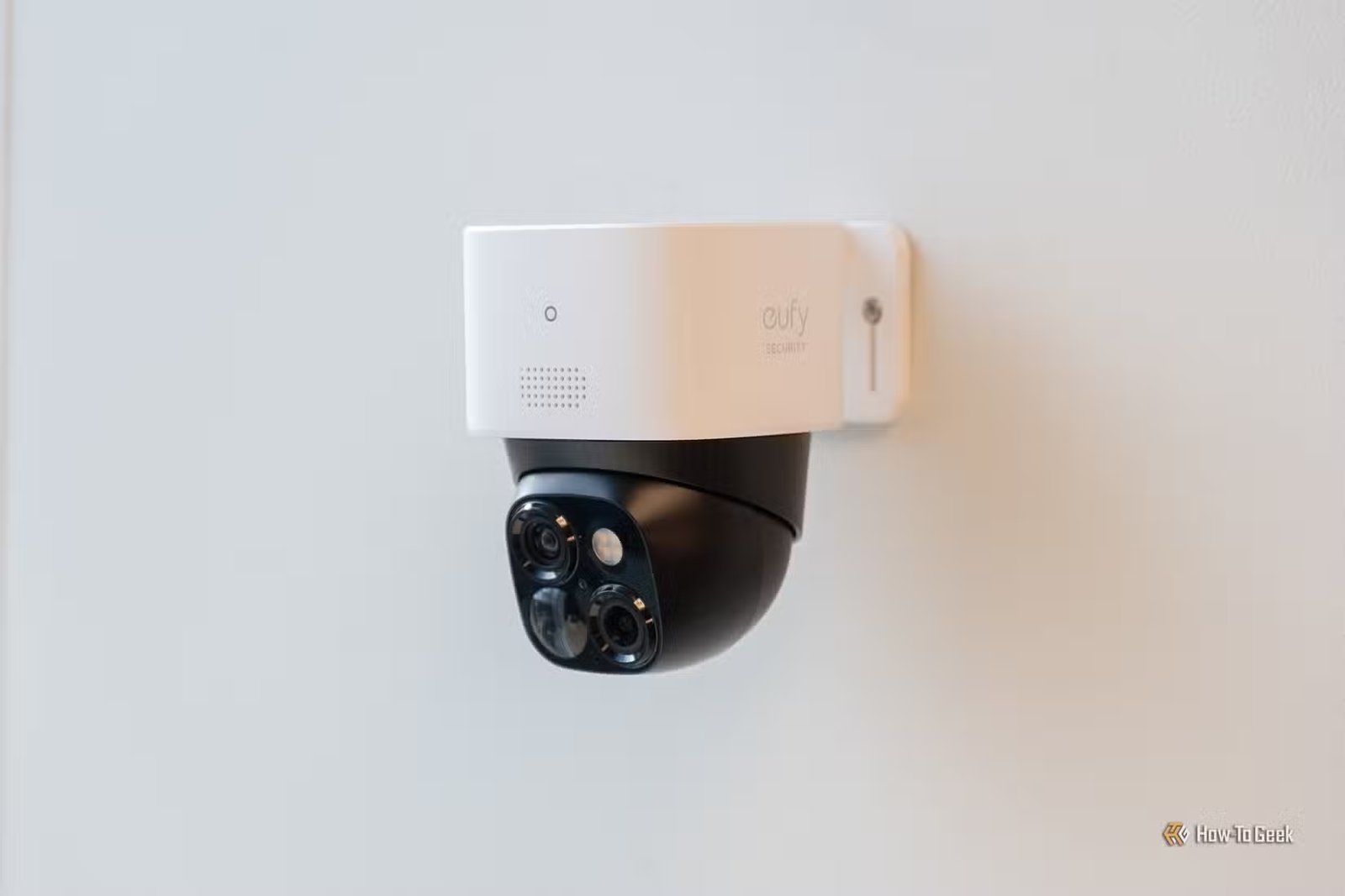 L'Eufy Security SoloCam S340 montée au mur.