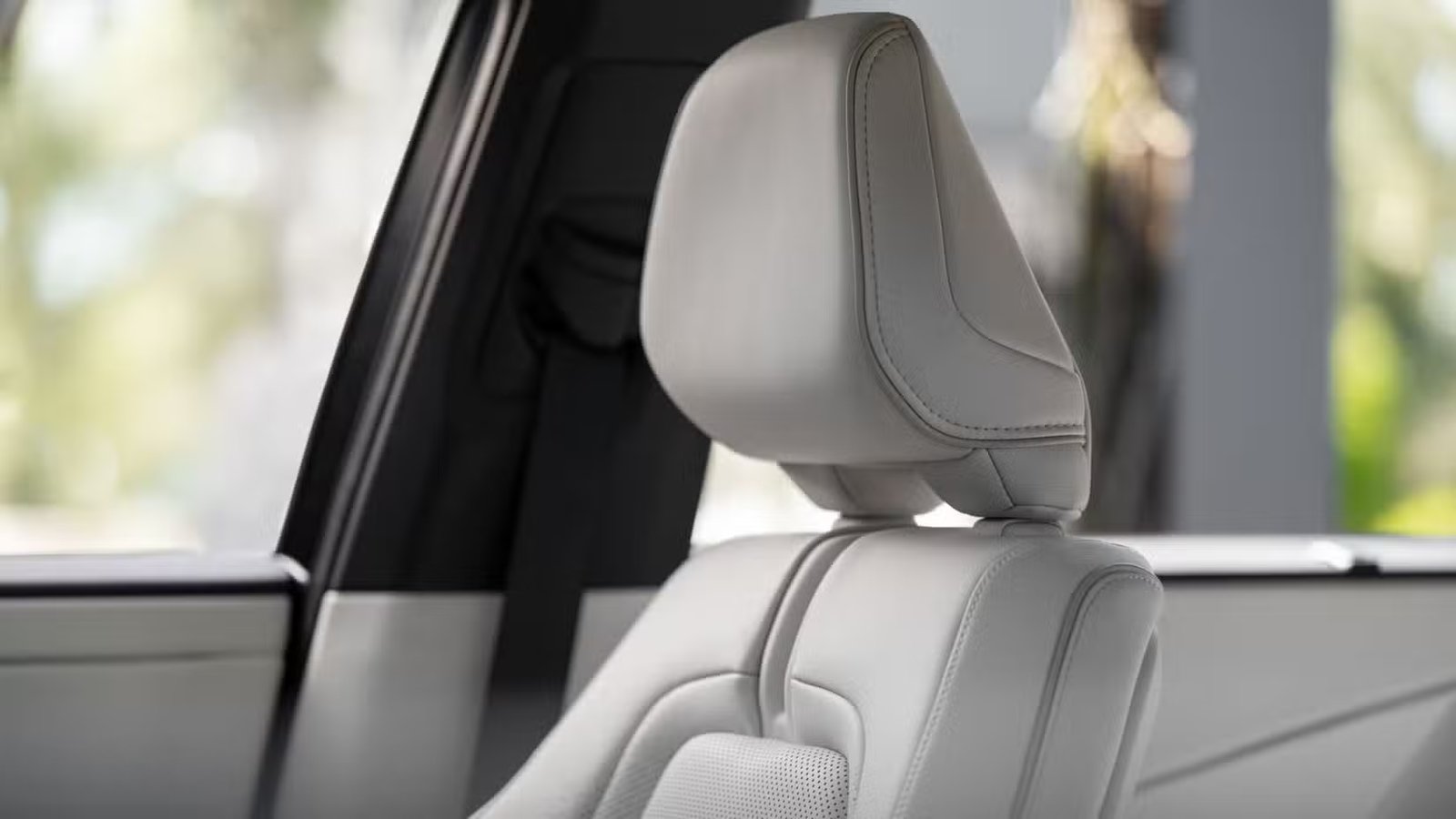 Gros plan du siège en cuir crème d’un Toyota Highlander Limited 2027.