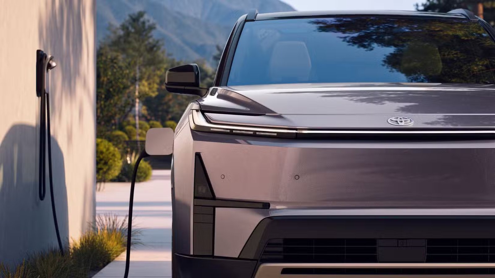 Gros plan d'un chargeur branché sur un Toyota Highlander Limited 2027.