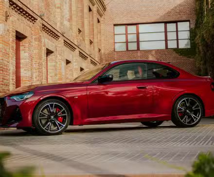 Plan 3/4 avant d'une BMW Série 2 2024 