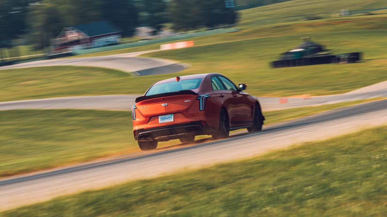 Plan 3/4 arrière d'une Cadillac CT4-V Blackwing 2022