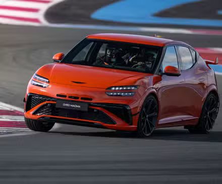 Genesis GV60 Magma 2027 prenant un virage sur une piste