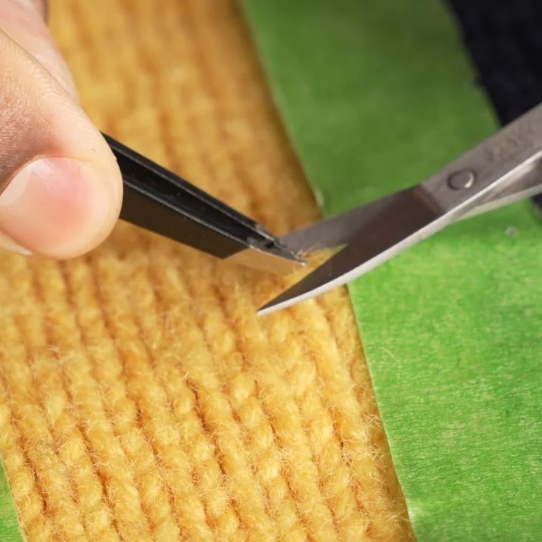 Pincettes Accessoires pour ongles Test de retrait des pilules Utiliser une pince à épiler et des petits ciseaux pour retirer les bouloches de tissu d'un pull en laine.