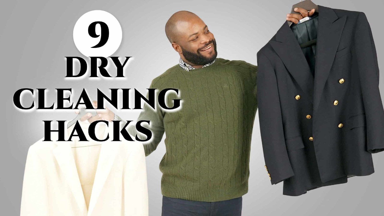 Preview.3000 19 Mise à l'échelle Kyle tenant deux vestes : une smoking blanc cassé et un blazer anthracite db