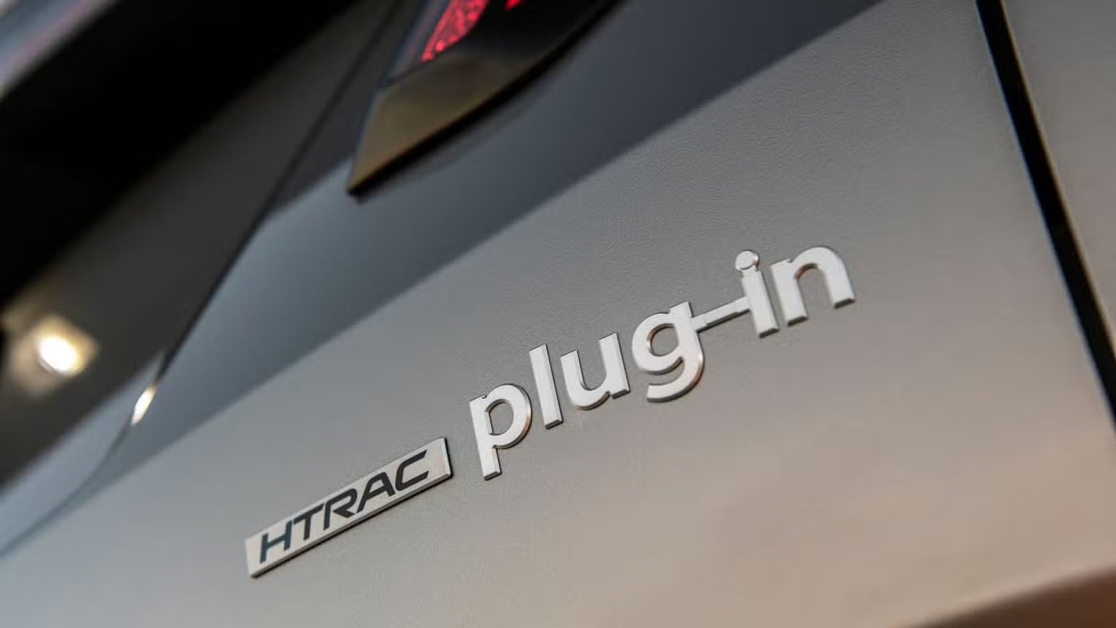 Gros plan de l’écusson à l’arrière du Hyundai Tucson PHEV 2025 gris.