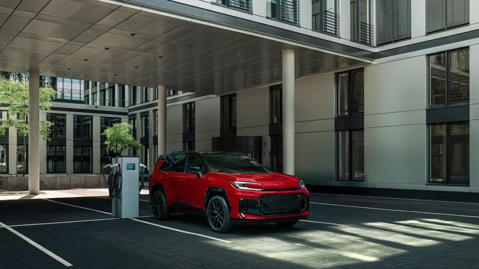 Plan statique 3/4 avant d'un Toyota RAV4 PHEV GR Sport 2026 rouge en charge.