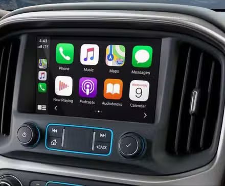 Gros plan de l'écran d'infodivertissement affichant Apple CarPlay dans un GMC.