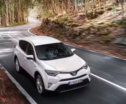 Plan 3/4 avant d'un Toyota RAV4 2016 