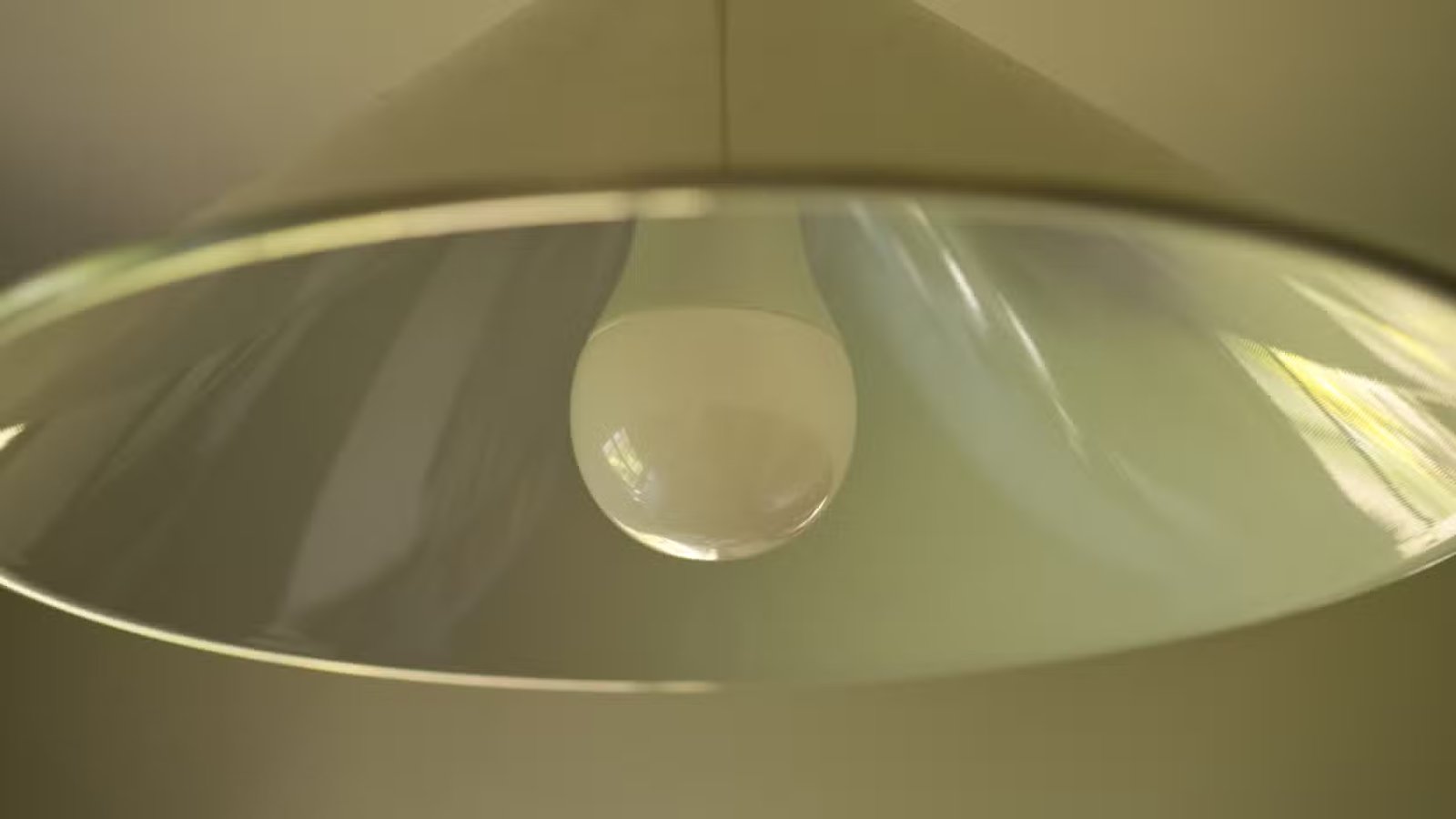 Ampoule intelligente IKEA Tradfri dans un plafonnier de cuisine.