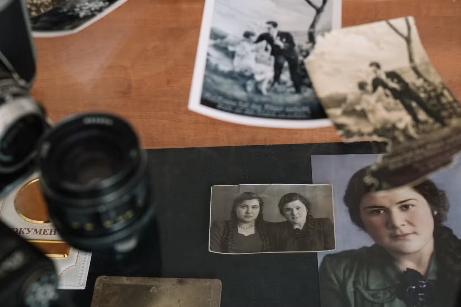 Photos vintage et outils nécessaires pour restaurer ces photos à la main.