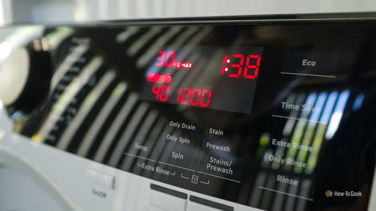 Une machine à laver AEG prête à démarrer un cycle de lessive.