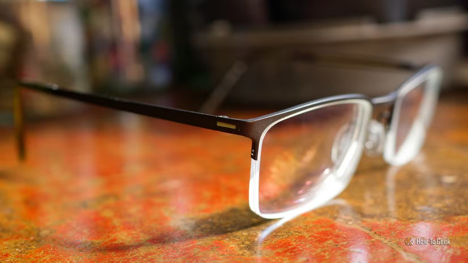 Des verres sur un comptoir.