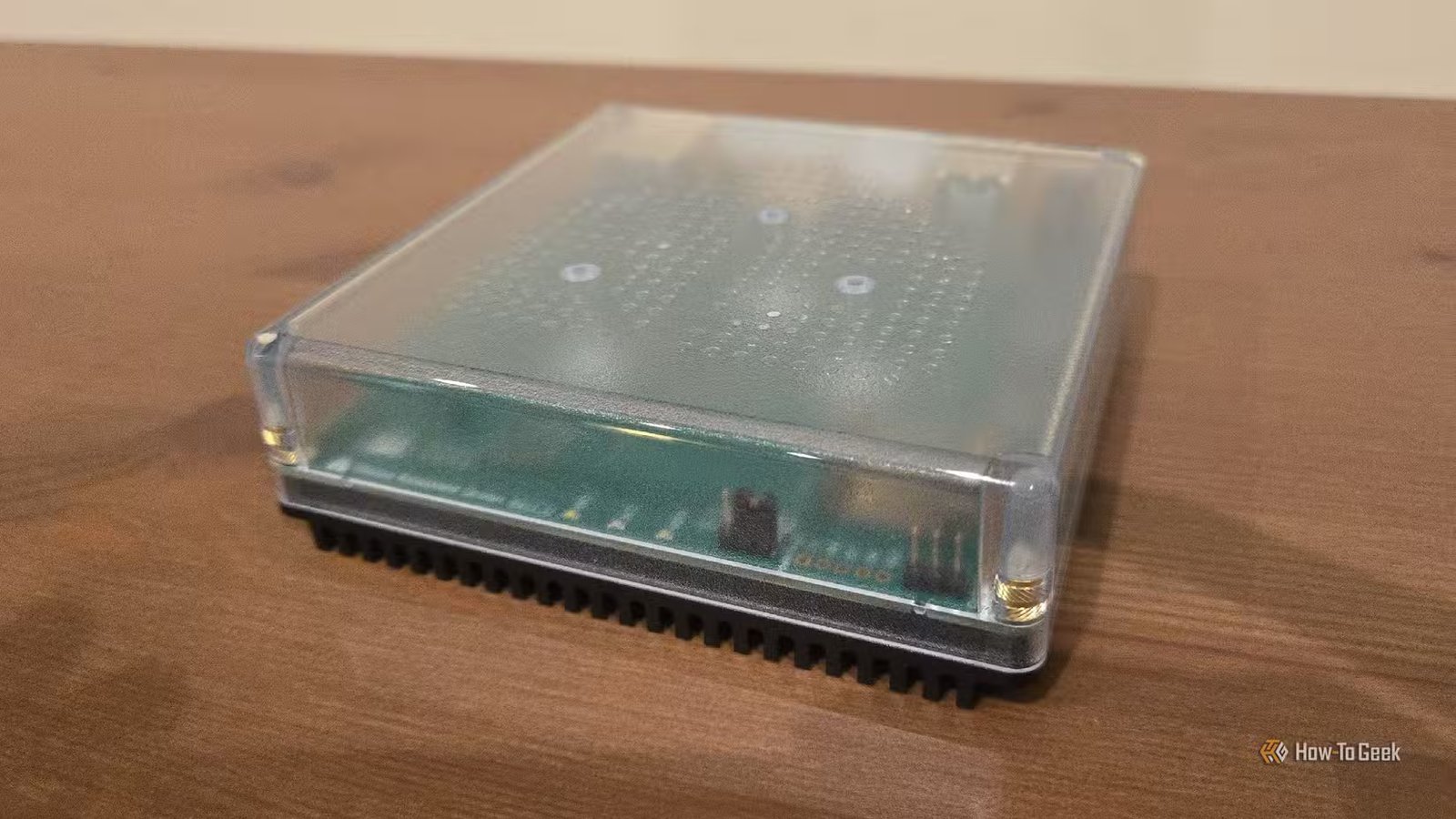 Home Assistant Green sur un stand de divertissement.