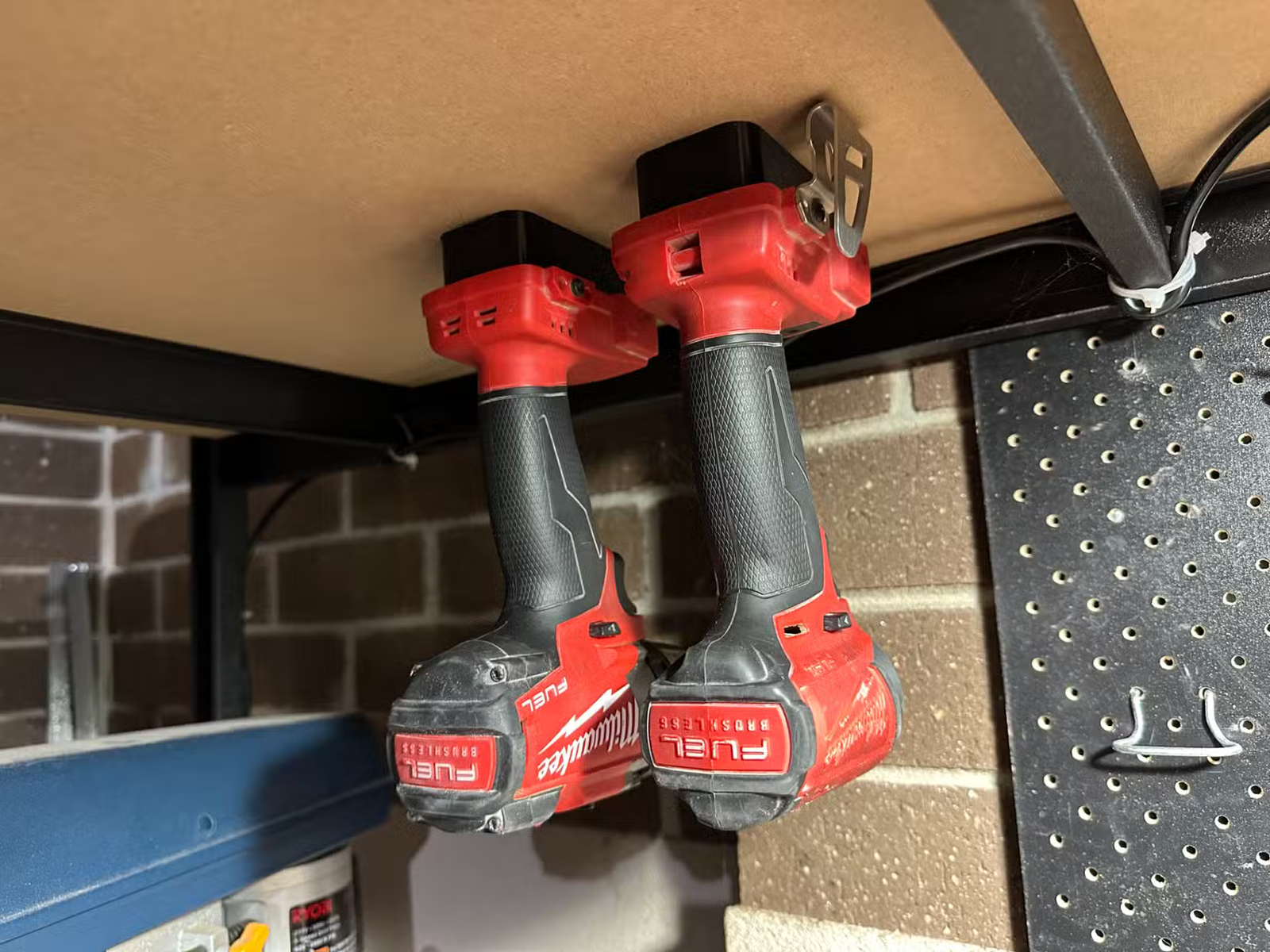 Forets Milwaukee M18 suspendus à des porte-outils imprimés en 3D.