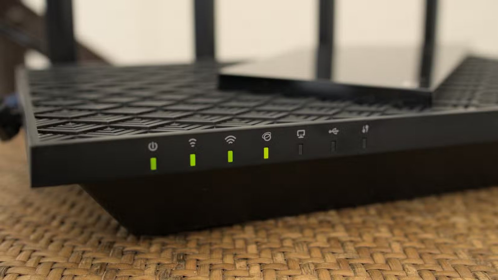 Voyants d’état sur un TP-Link Archer AX 72 Pro.