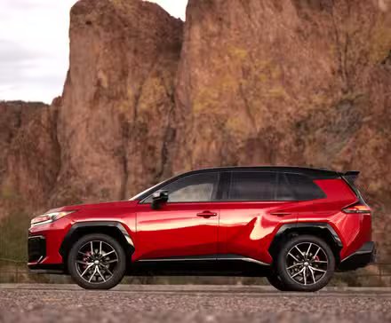 Vue de profil latérale d'un Toyota RAV4 PHEV GR Sport 2026