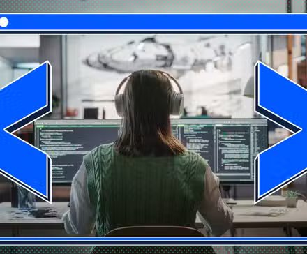 Une femme codant sur son ordinateur avec des symboles inférieur à et supérieur à autour d'elle.