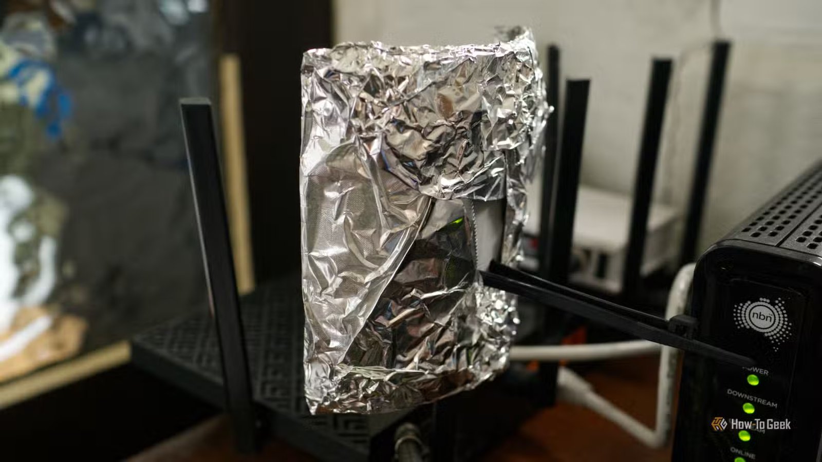 Antenne Wi-Fi parabolique imprimée en 3D fixée à un routeur.