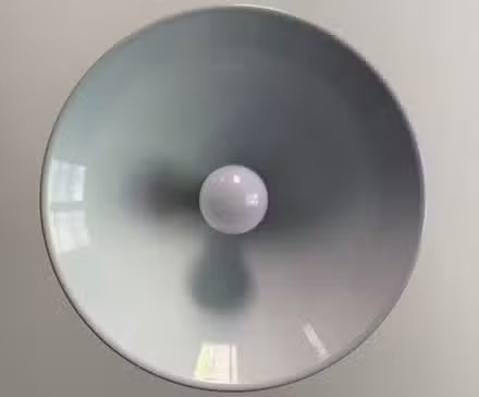 Une ampoule intelligente IKEA dans un plafonnier de cuisine.