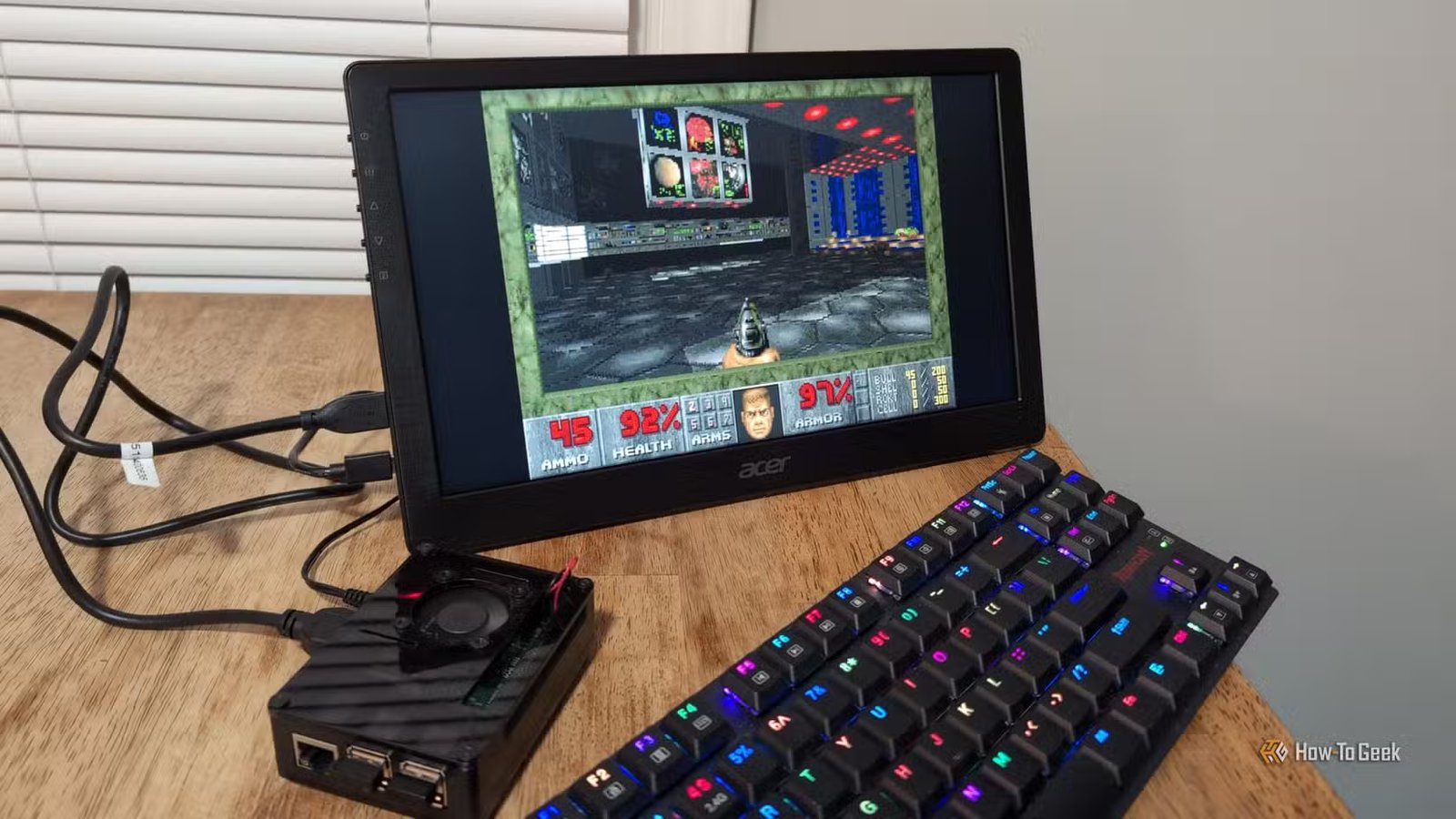 Le jeu Doom original fonctionnant sur un Raspbery Pi avec un moniteur portable et un clavier.