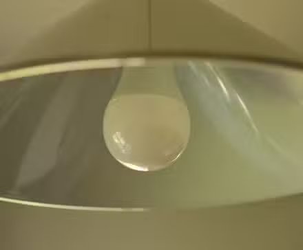 Ampoule intelligente IKEA Tradfri dans un plafonnier de cuisine.-1